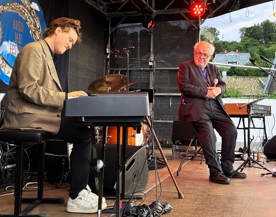 Claes Jansson vid pianot.